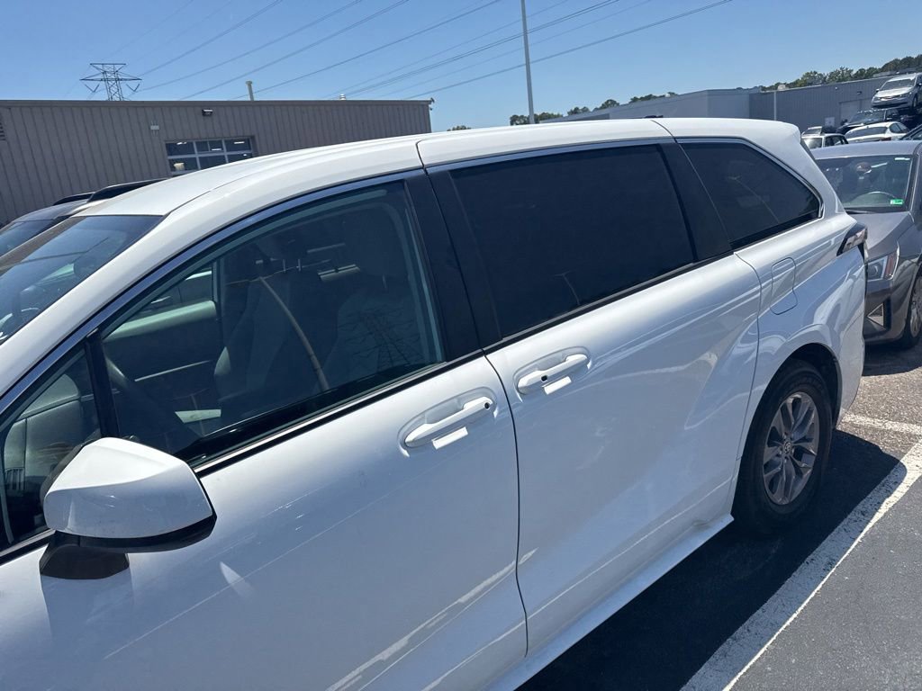 Used 2023 Toyota Sienna LE AWD/4WD image 3