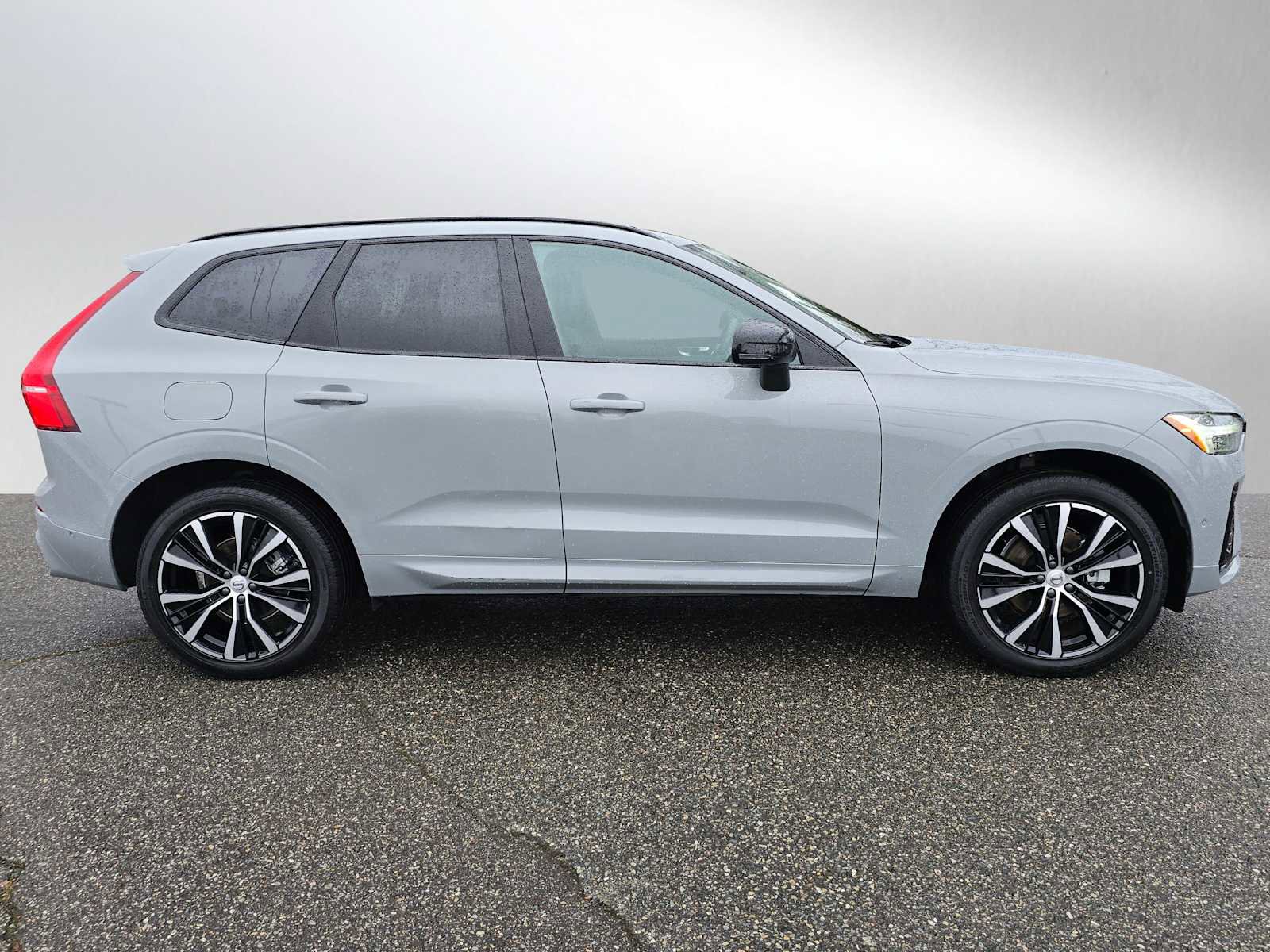 Certified 2025 Volvo XC60 B5 Plus image 2