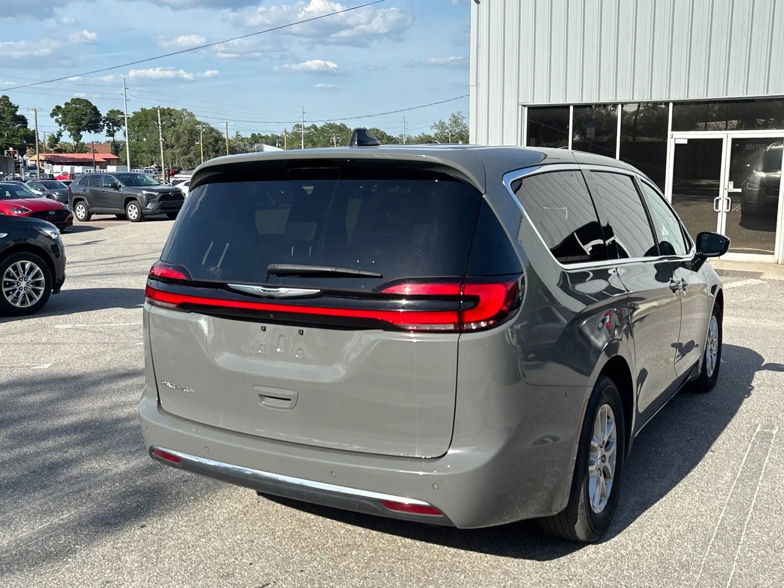 Used 2025 Chrysler Pacifica Select FWD image 9