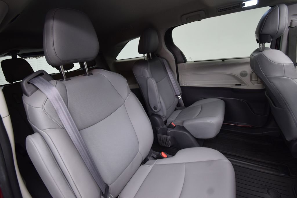 Used 2021 Toyota Sienna XLE image 25