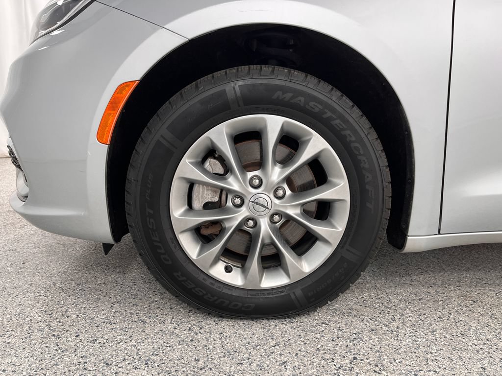 Used 2023 Chrysler Pacifica Touring-L AWD/4WD image 35