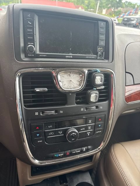 Used 2015 Chrysler Town & Country Touring FWD image 6