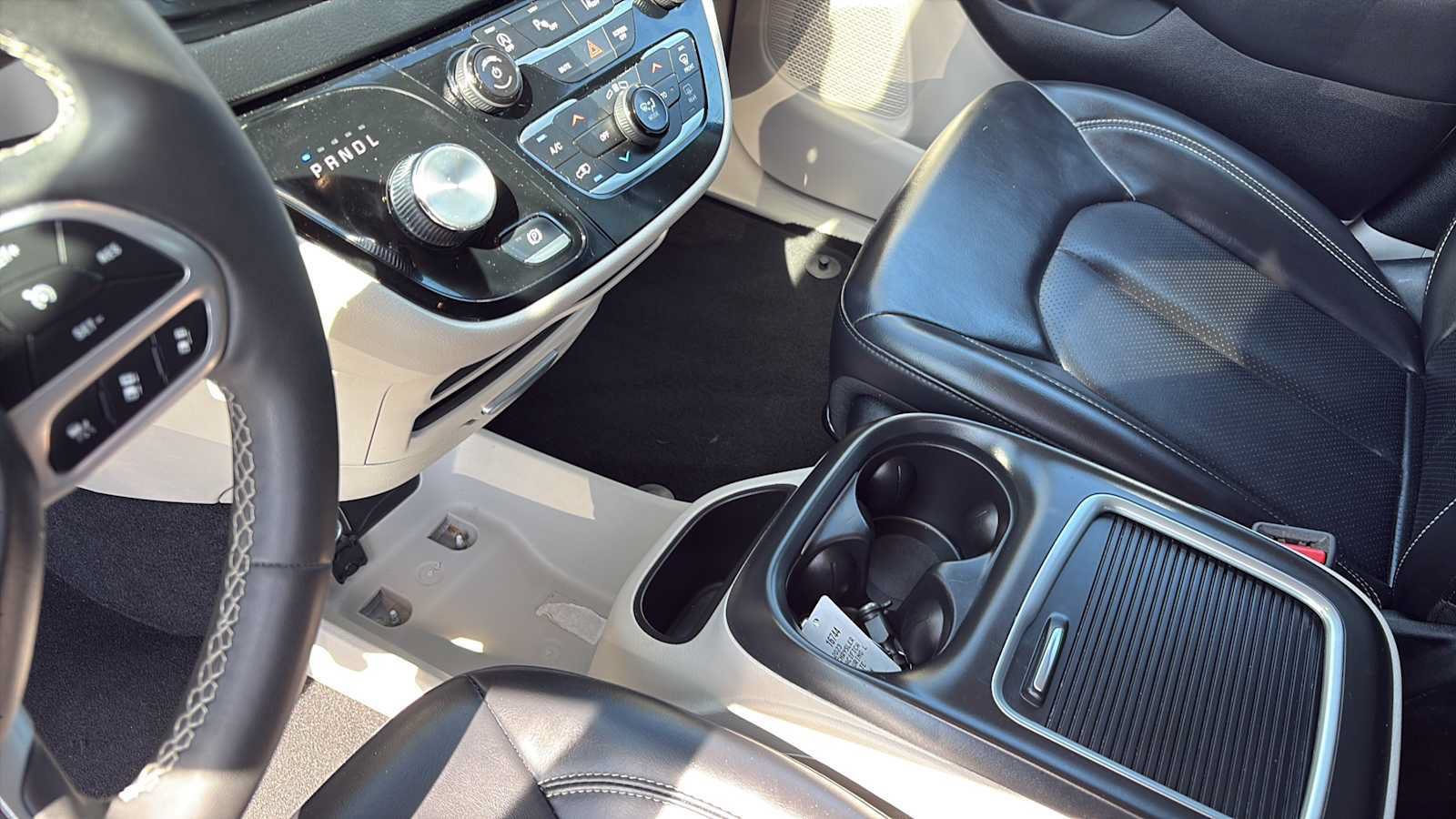 Used 2023 Chrysler Pacifica Touring-L FWD image 14