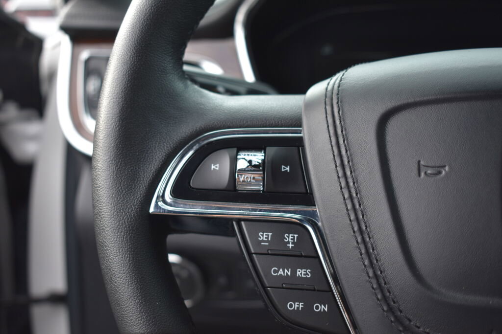 Used 2017 Lincoln Continental Premiere image 18