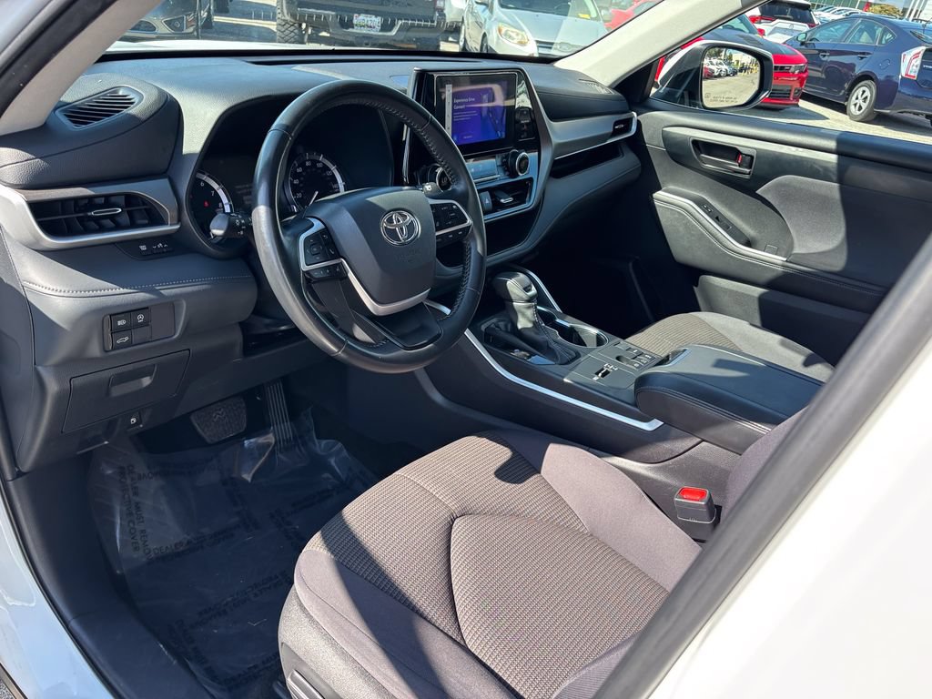 Used 2025 Toyota Highlander LE FWD image 17