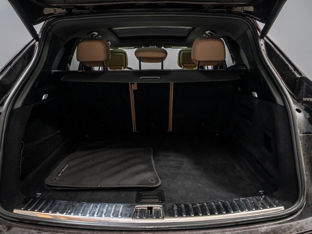 Used 2023 Porsche Cayenne Platinum Edition image 32