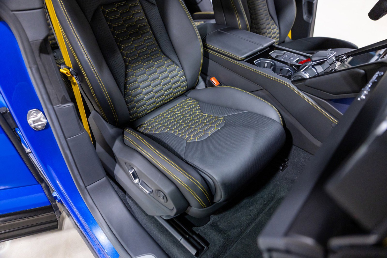 Used 2022 Lamborghini Urus image 32