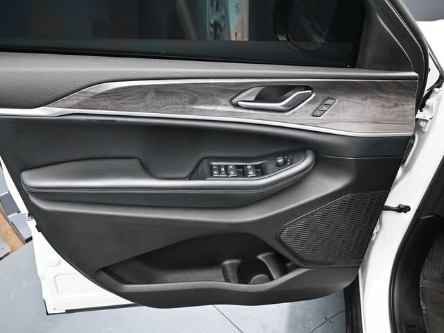 Used 2023 Jeep Grand Cherokee Limited w/ Black Appearance Package image 13