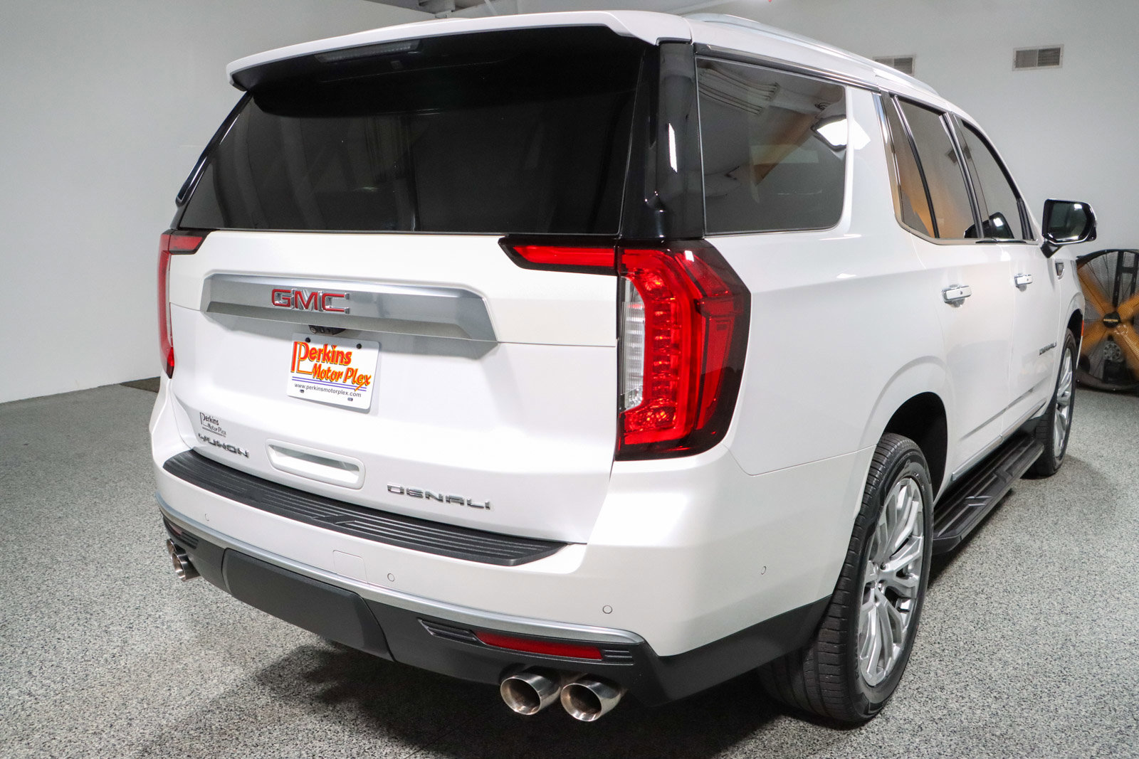 Used 2024 GMC Yukon Denali w/ Advanced Technology Package AWD/4WD image 7