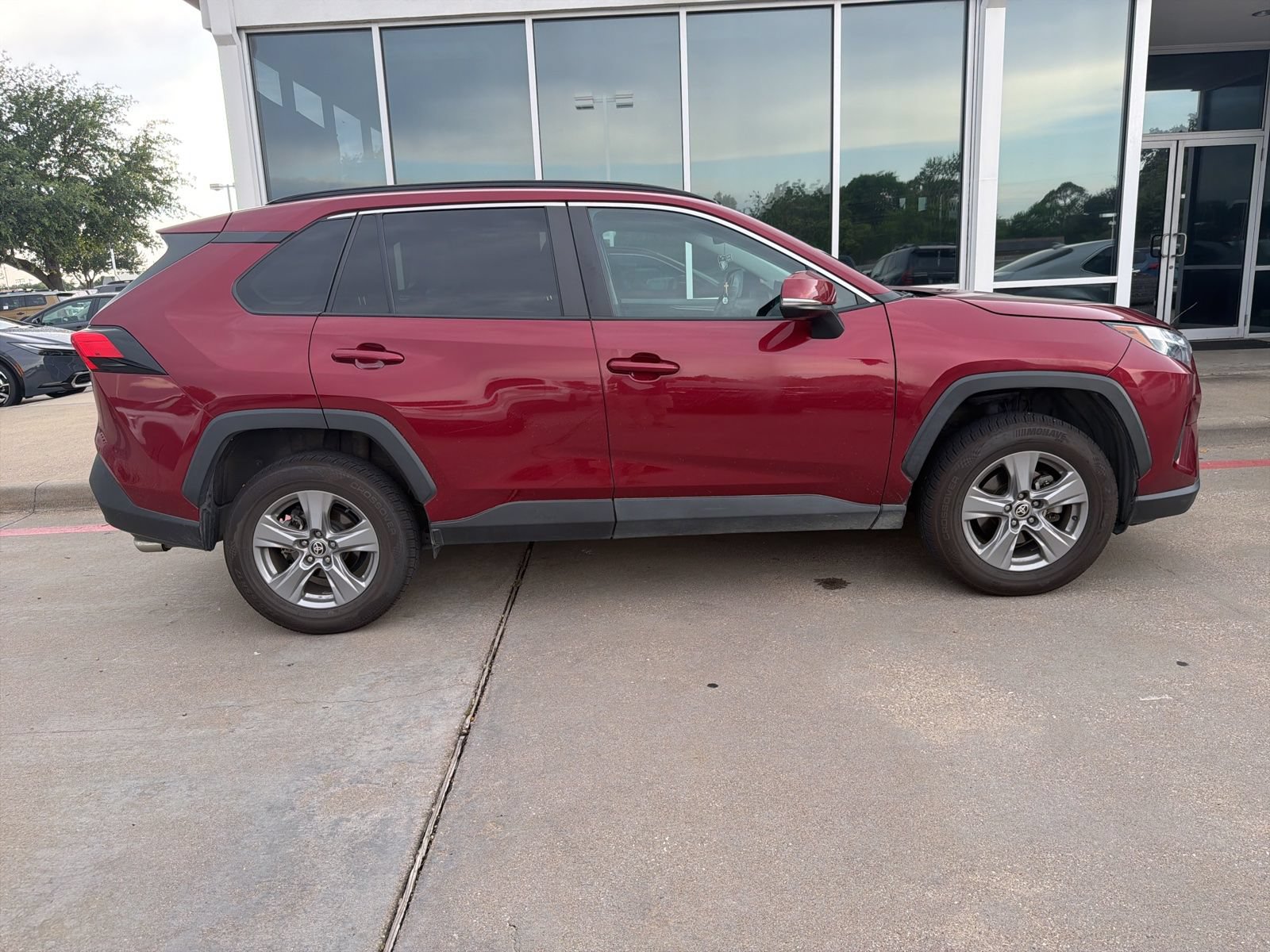 Used 2022 Toyota RAV4 XLE AWD/4WD image 5