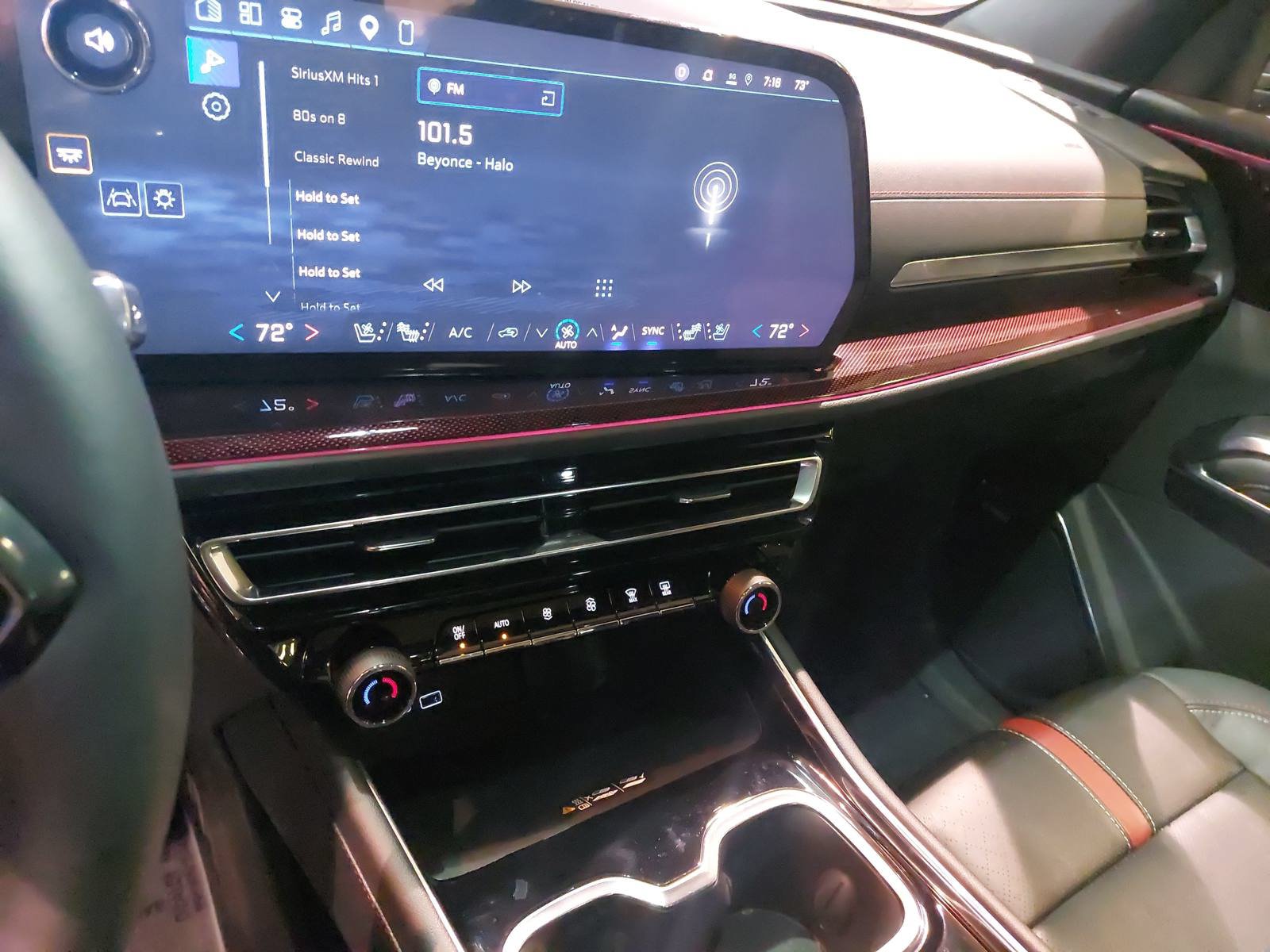 Used 2025 Chevrolet Traverse RS FWD image 19