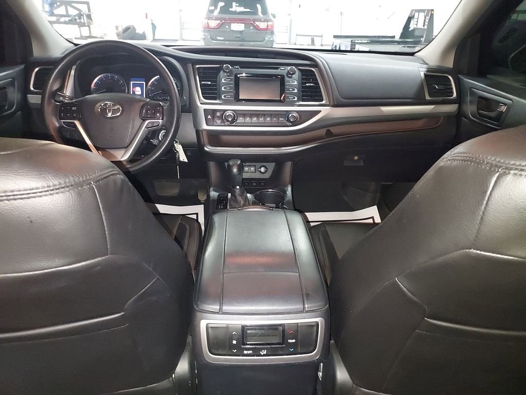 Used 2018 Toyota Highlander LE AWD/4WD image 10