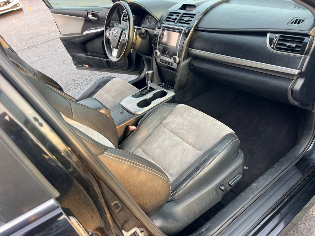 Used 2012 Toyota Camry SE w/ Leather Pkg FWD image 19