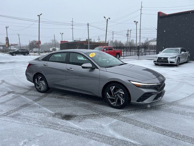 Used 2025 Hyundai Elantra SEL image 2