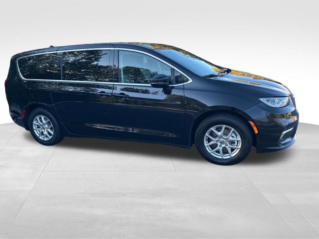 Used 2024 Chrysler Pacifica Touring-L image 1