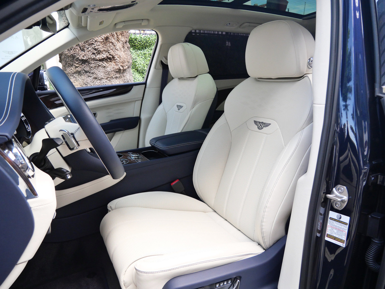 Used 2023 Bentley Bentayga Extended Wheelbase AWD/4WD image 16