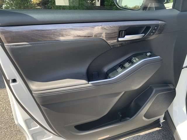Used 2025 Toyota Highlander Limited AWD/4WD image 17