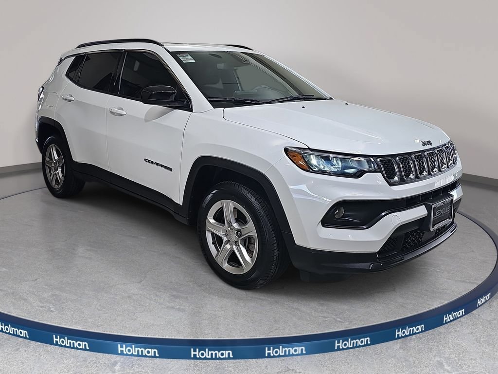 Used 2024 Jeep Compass Latitude w/ Sun and Sound Group AWD/4WD image 4