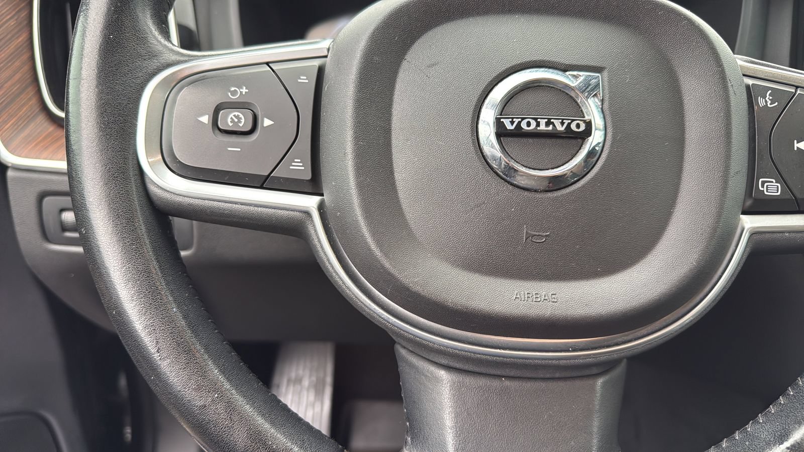Used 2019 Volvo XC60 T5 Momentum w/ Multimedia Package AWD/4WD image 16