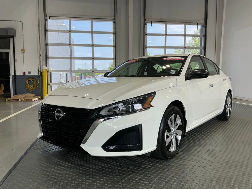 Used 2025 Nissan Altima 2.5 S FWD image 2