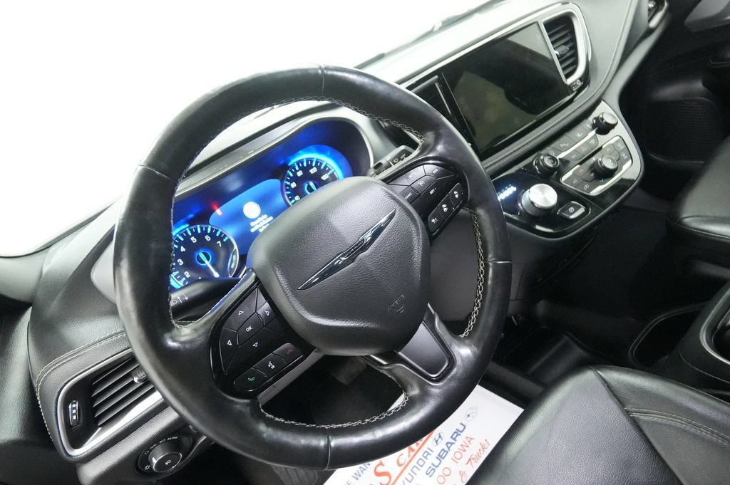 Used 2021 Chrysler Pacifica Touring-L w/ Uconnect Theater Family Group AWD/4WD image 14