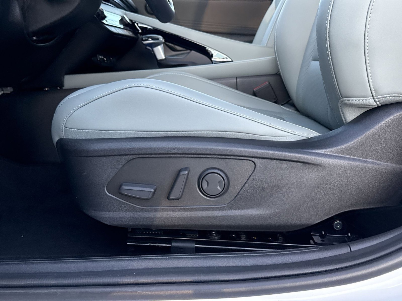 New 2025 Hyundai Elantra Limited image 14