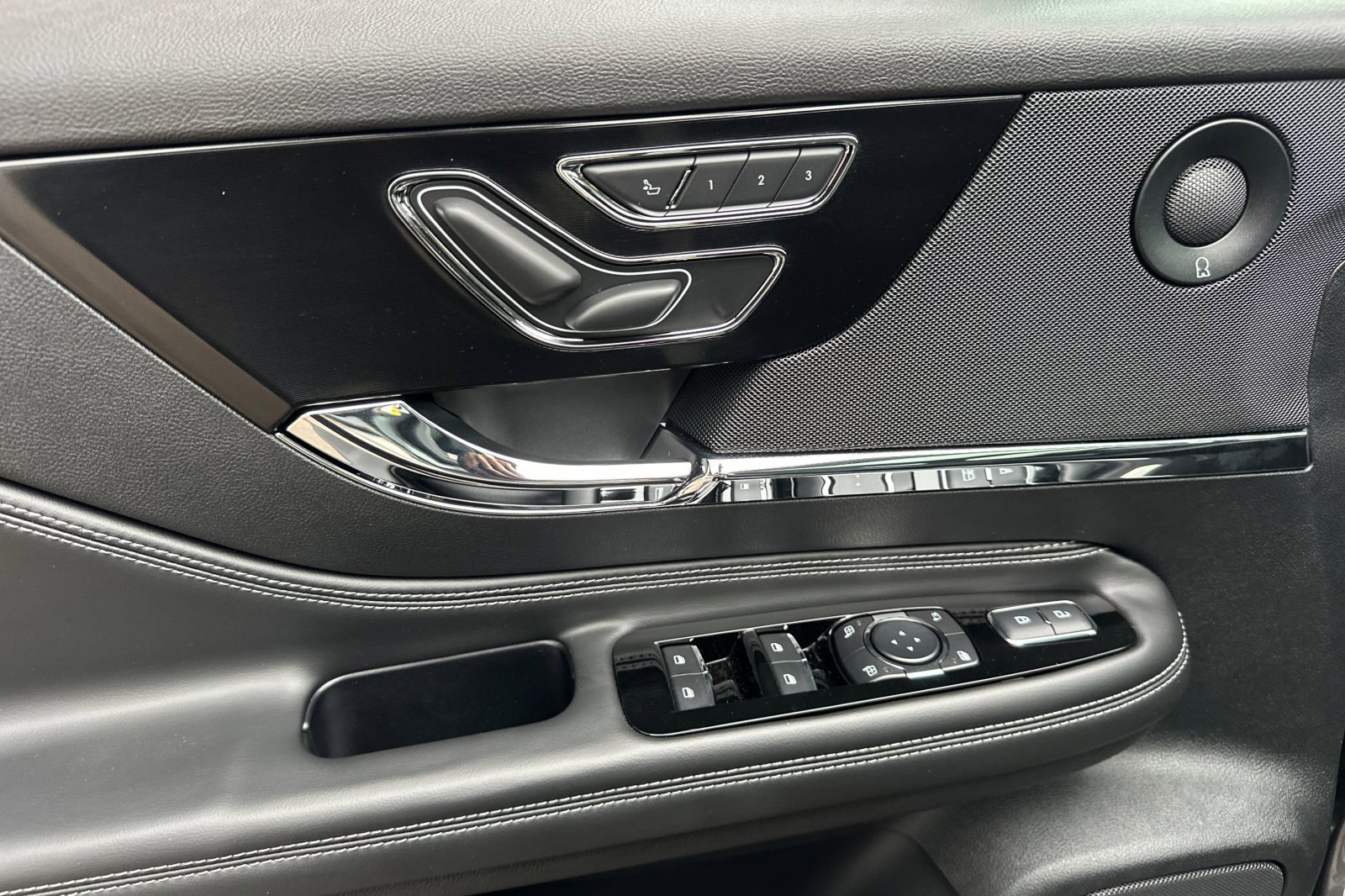 New 2025 Lincoln Corsair Reserve w/ Equipment Group 202A image 10