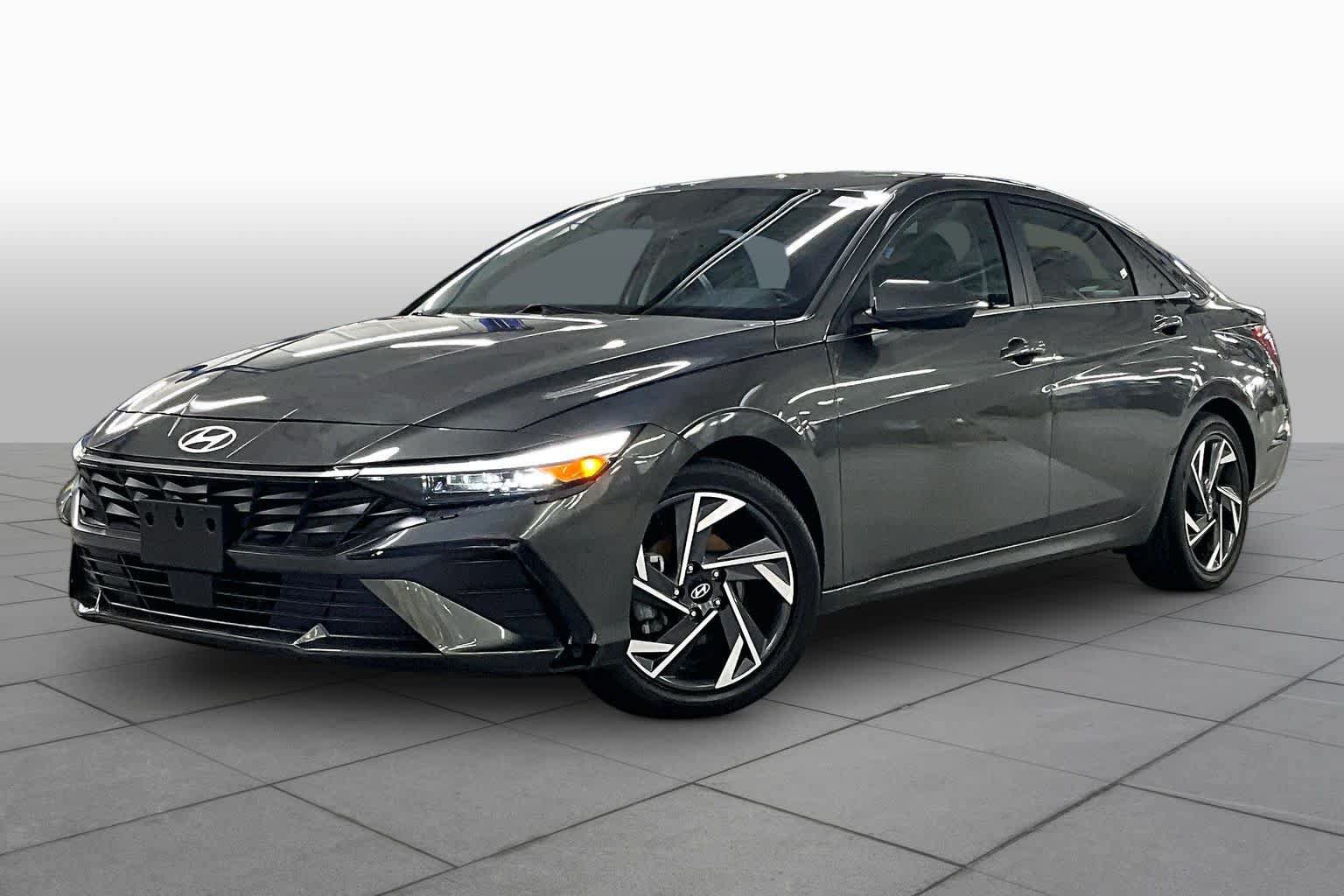 Used 2024 Hyundai Elantra Limited FWD image 3