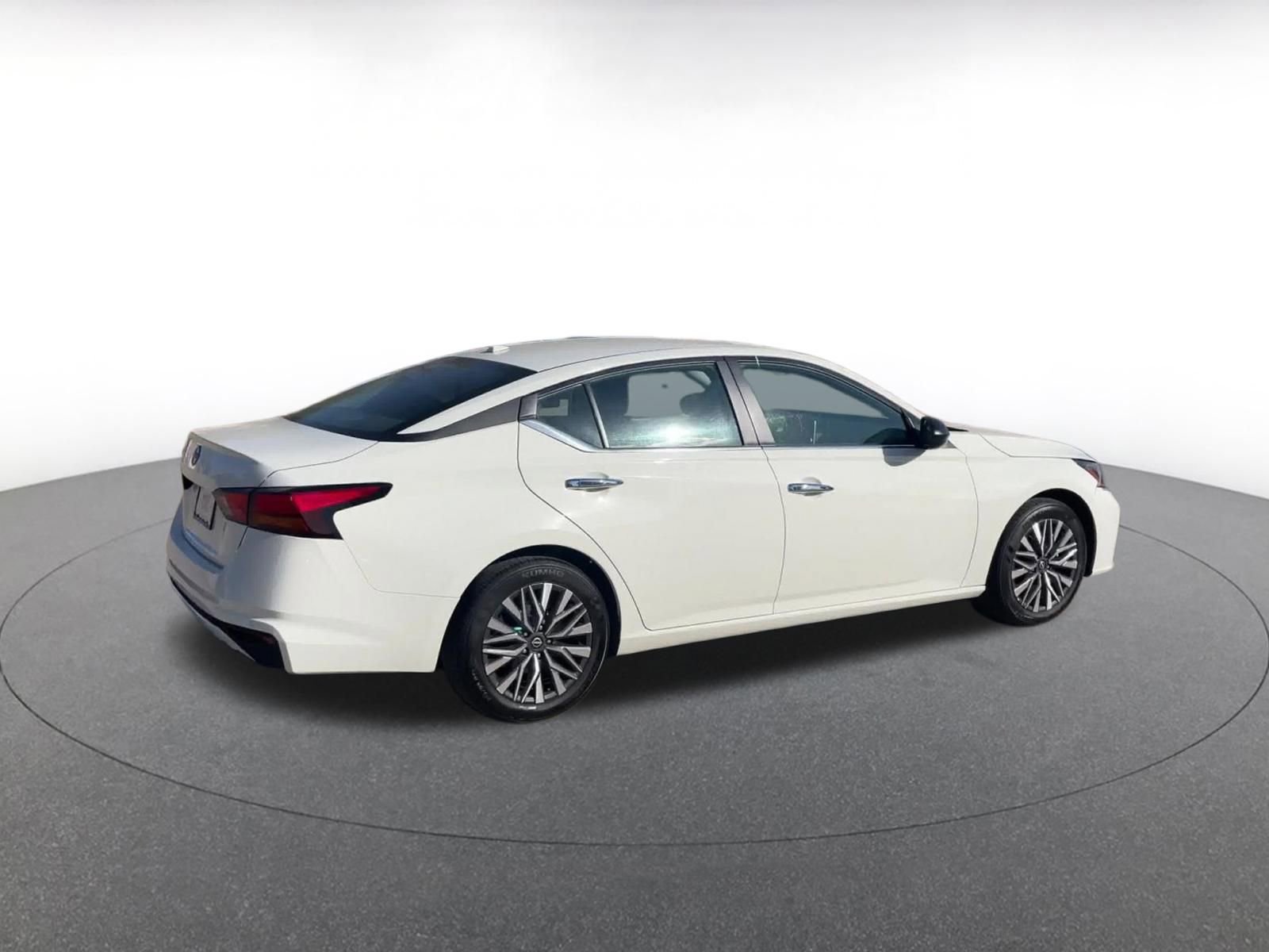 Used 2025 Nissan Altima 2.5 SV image 15