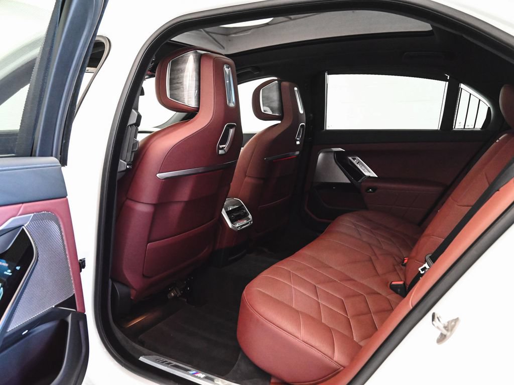 Used 2025 BMW 760i xDrive w/ Premium Package AWD/4WD image 36