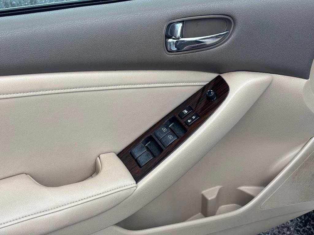 Used 2011 Nissan Altima 2.5 SL w/ 2.5SL Pkg FWD image 12