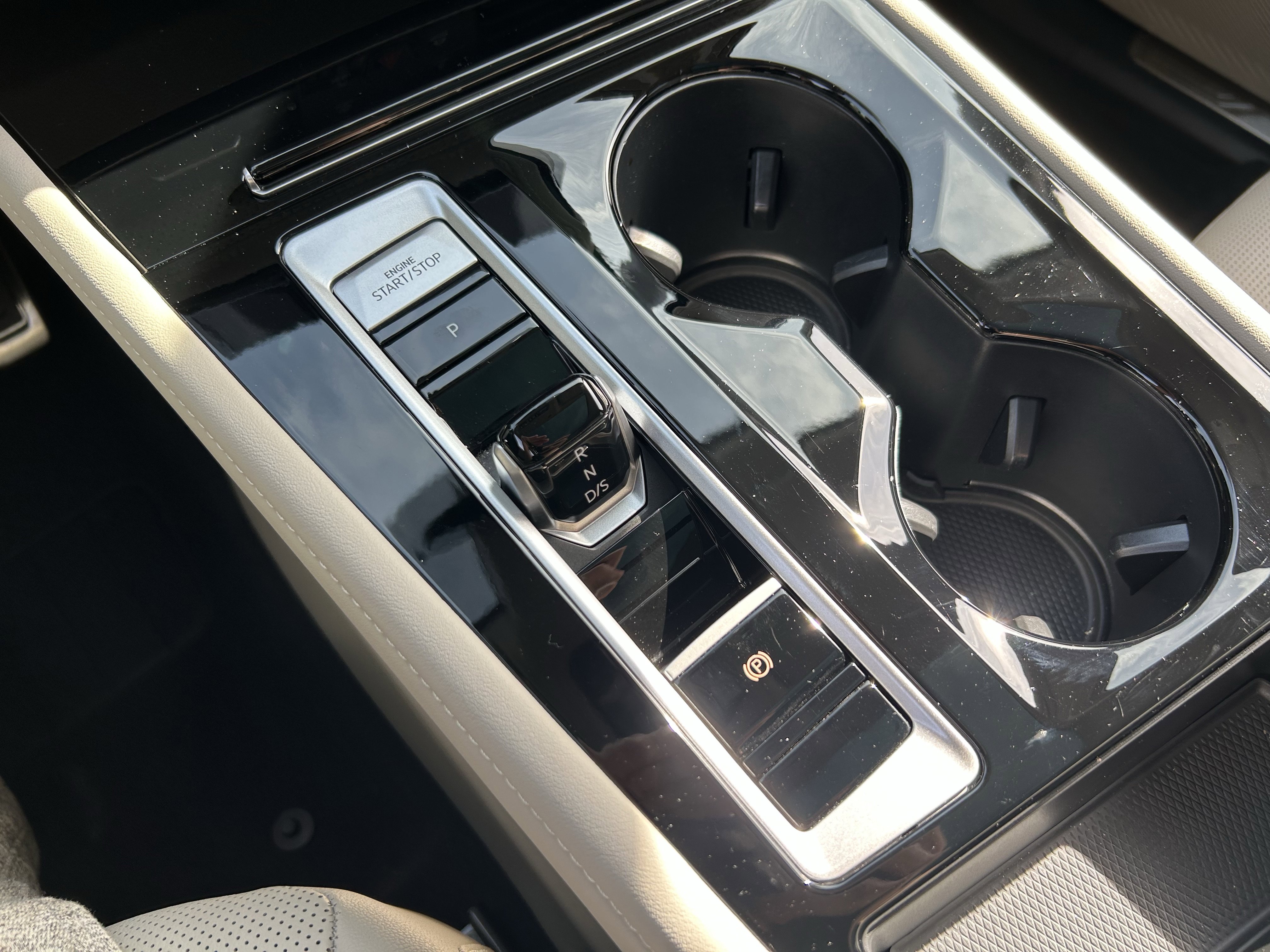 Certified 2025 Volkswagen Atlas SEL Premium R-Line image 16