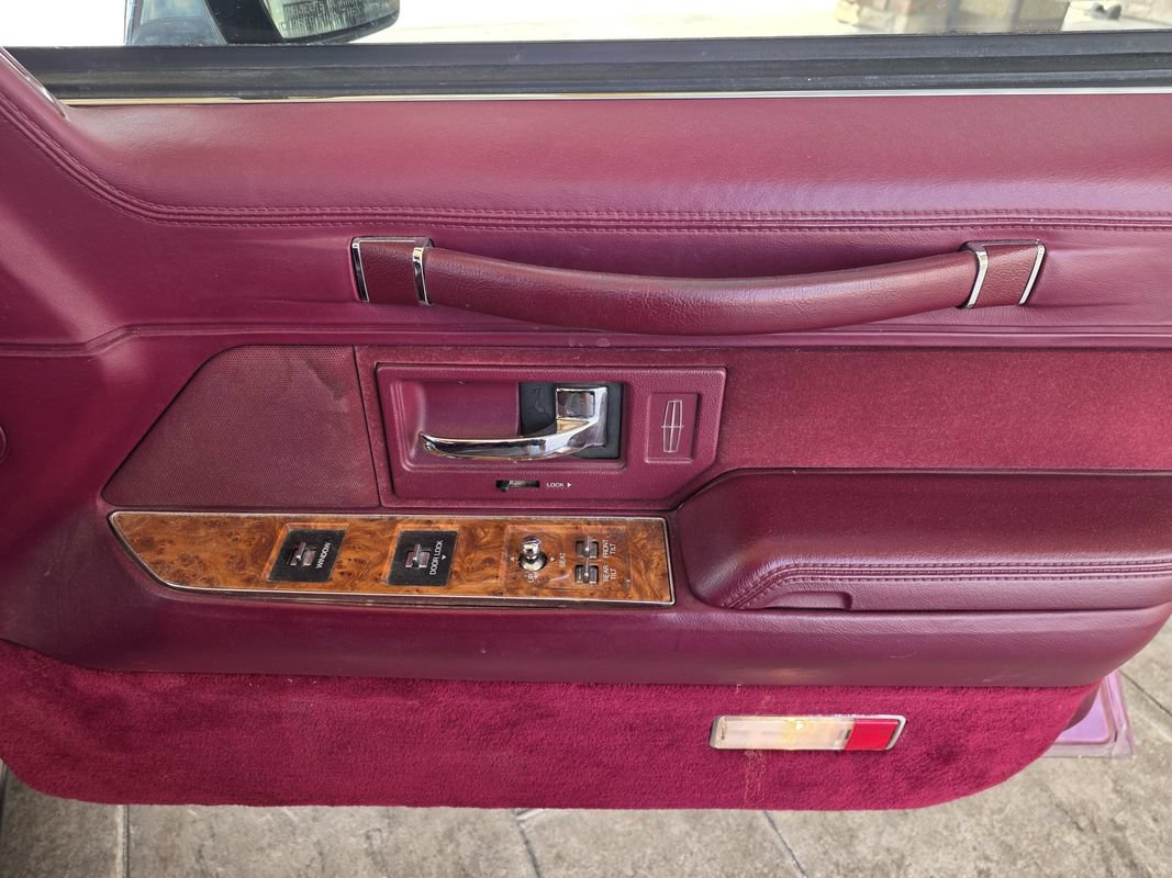 Used 1993 Lincoln Town Car Executive RWD image 19