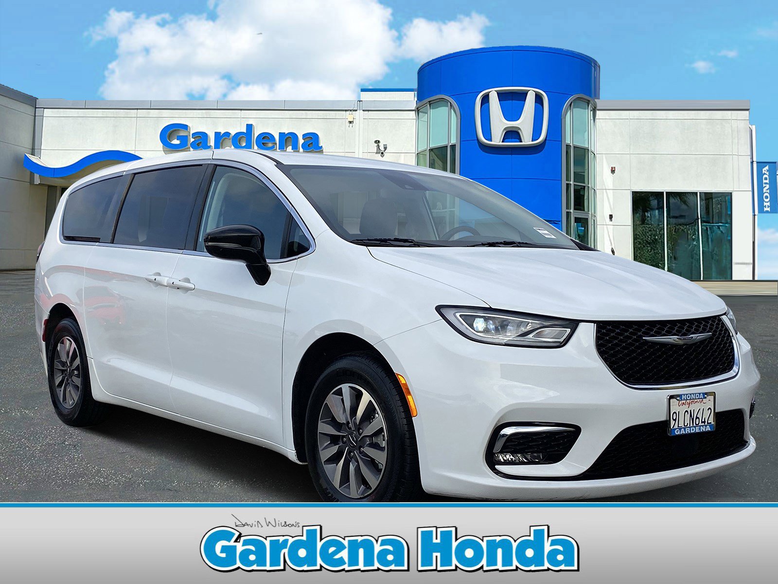 Used 2024 Chrysler Pacifica Select image 1