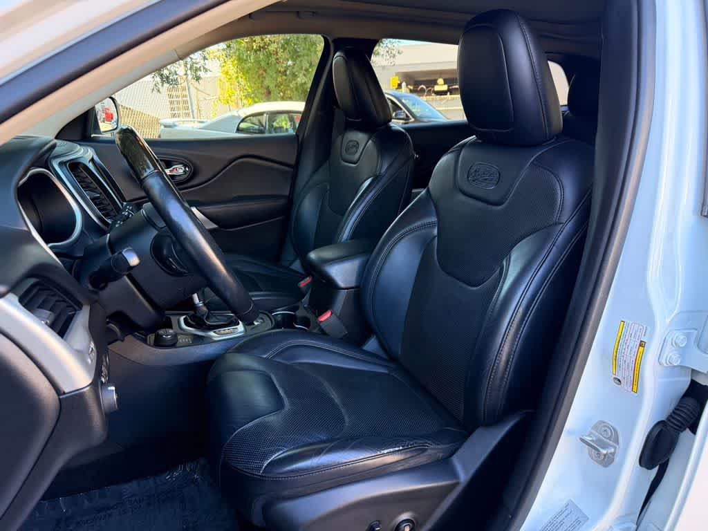 Used 2017 Jeep Cherokee Overland w/ Technology Group AWD/4WD image 11