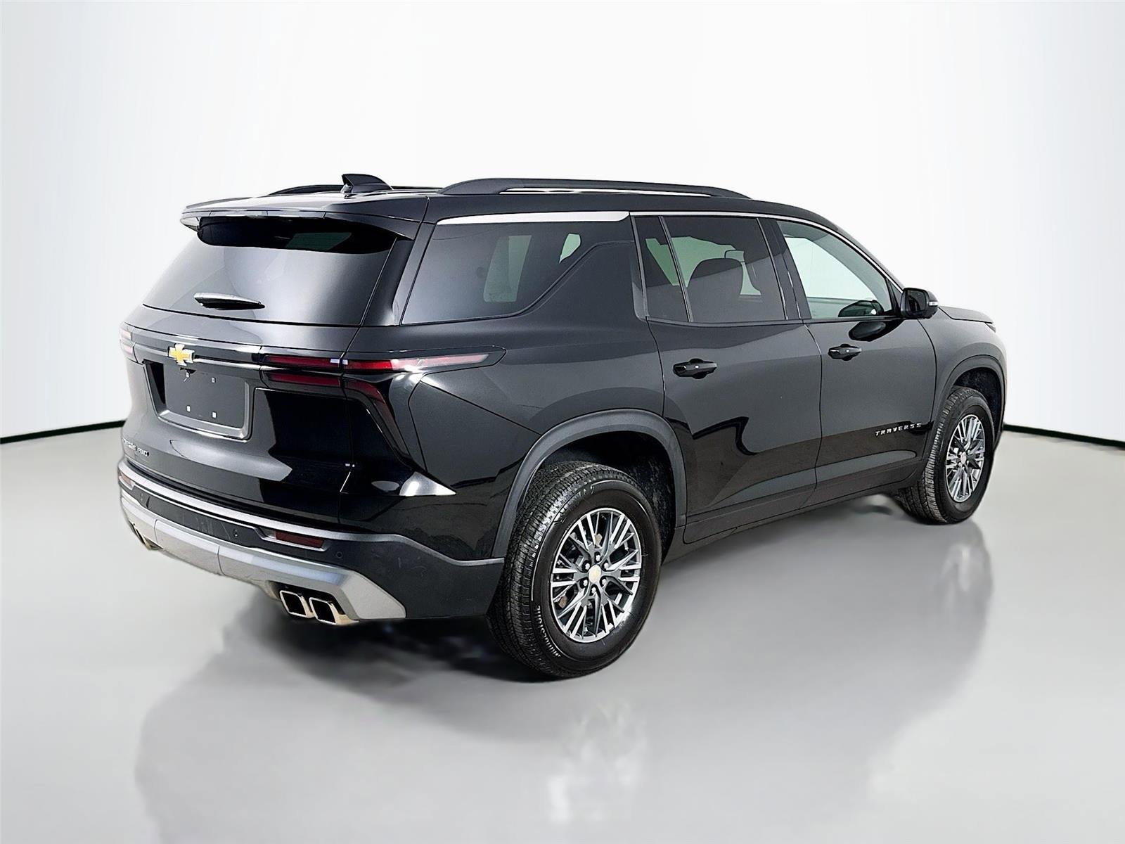 Used 2025 Chevrolet Traverse LT w/ Driver Confidence Package image 9