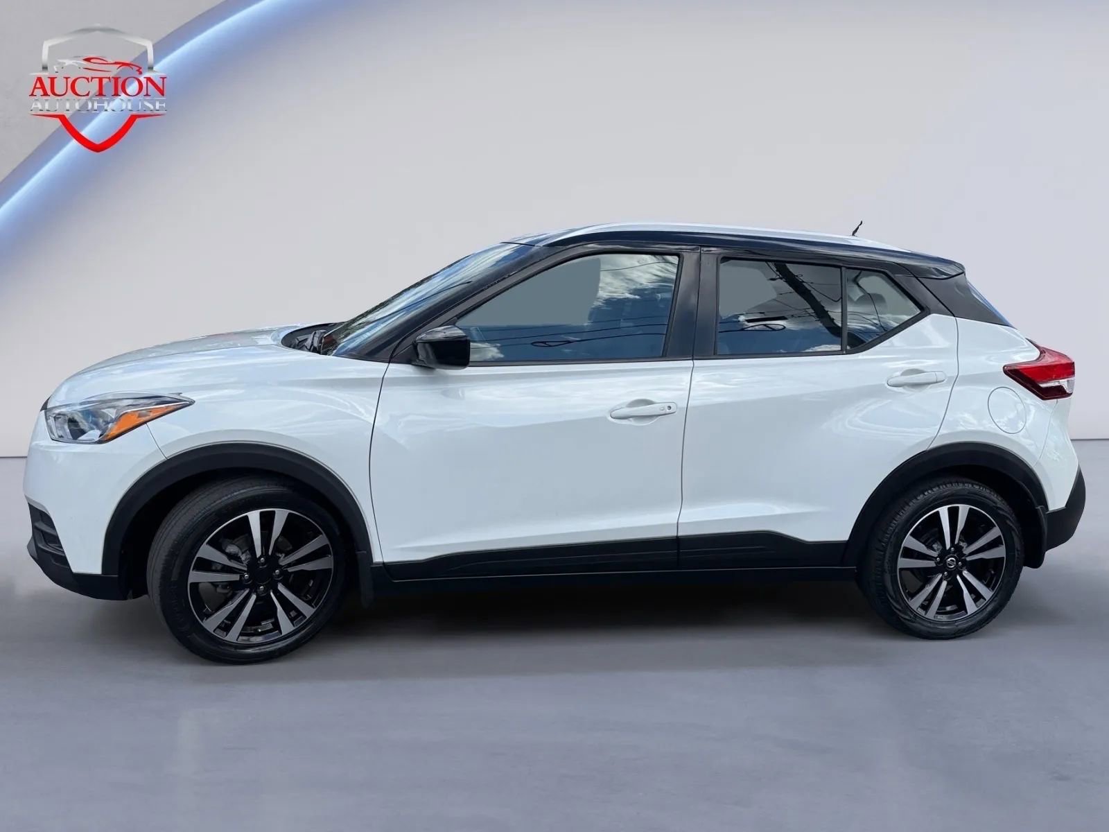 Used 2019 Nissan Kicks SV image 2