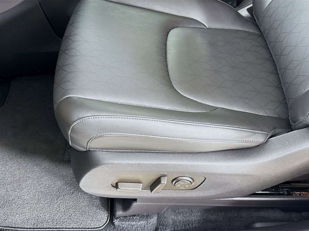 Used 2025 Kia Carnival image 21