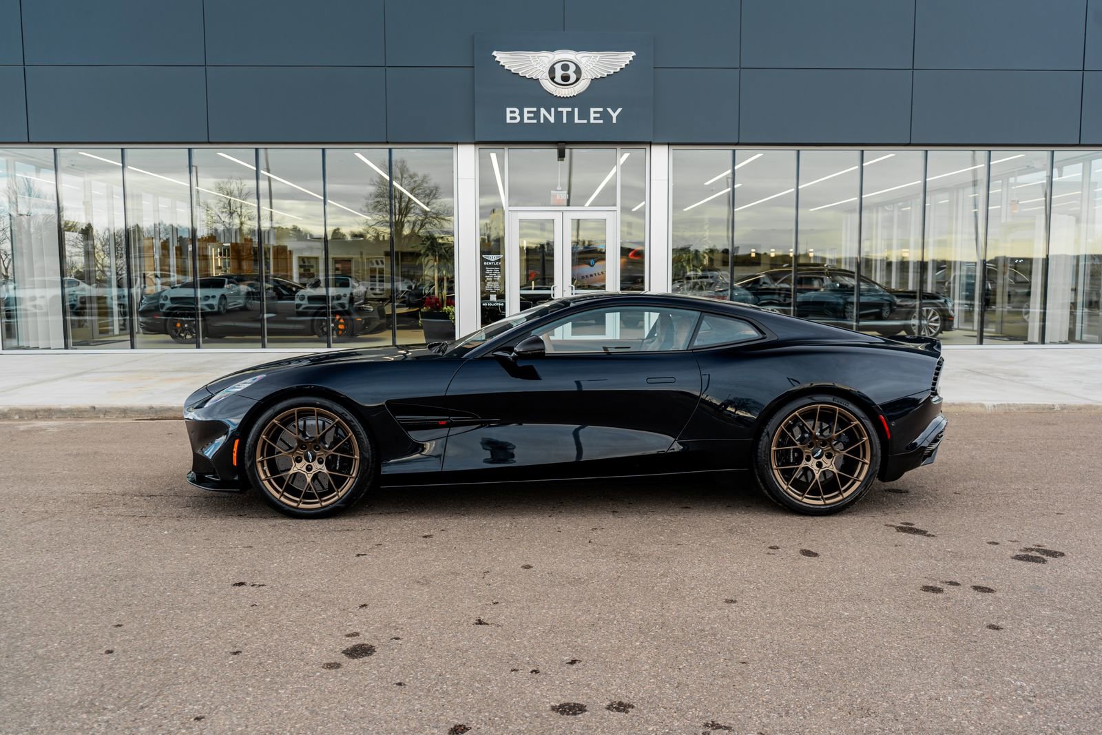 Used 2025 Aston Martin Vanquish V12 image 5