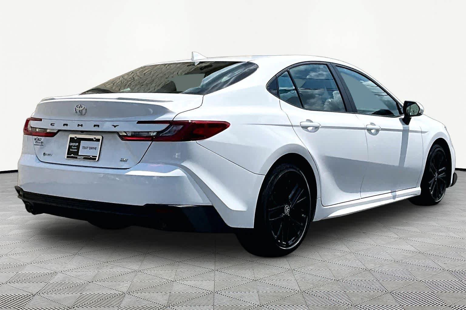 Used 2025 Toyota Camry SE FWD image 13