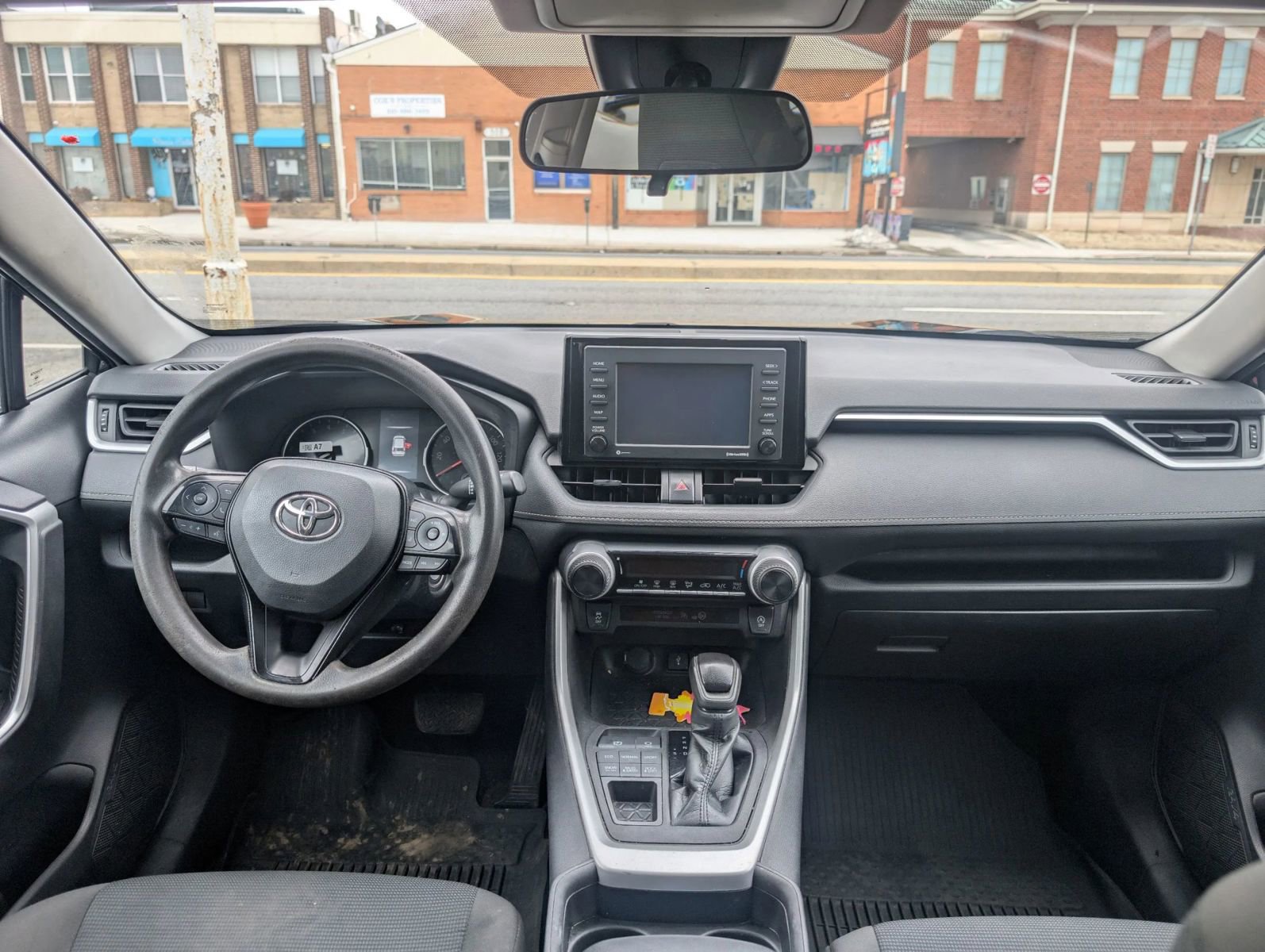 Used 2021 Toyota RAV4 LE image 12