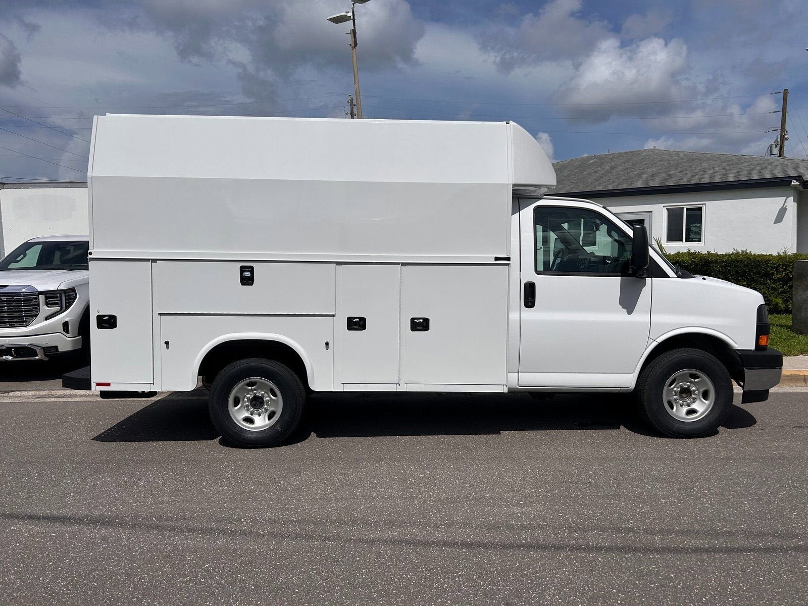 New 2025 GMC Savana 3500 w/ Power Convenience Package RWD video 2