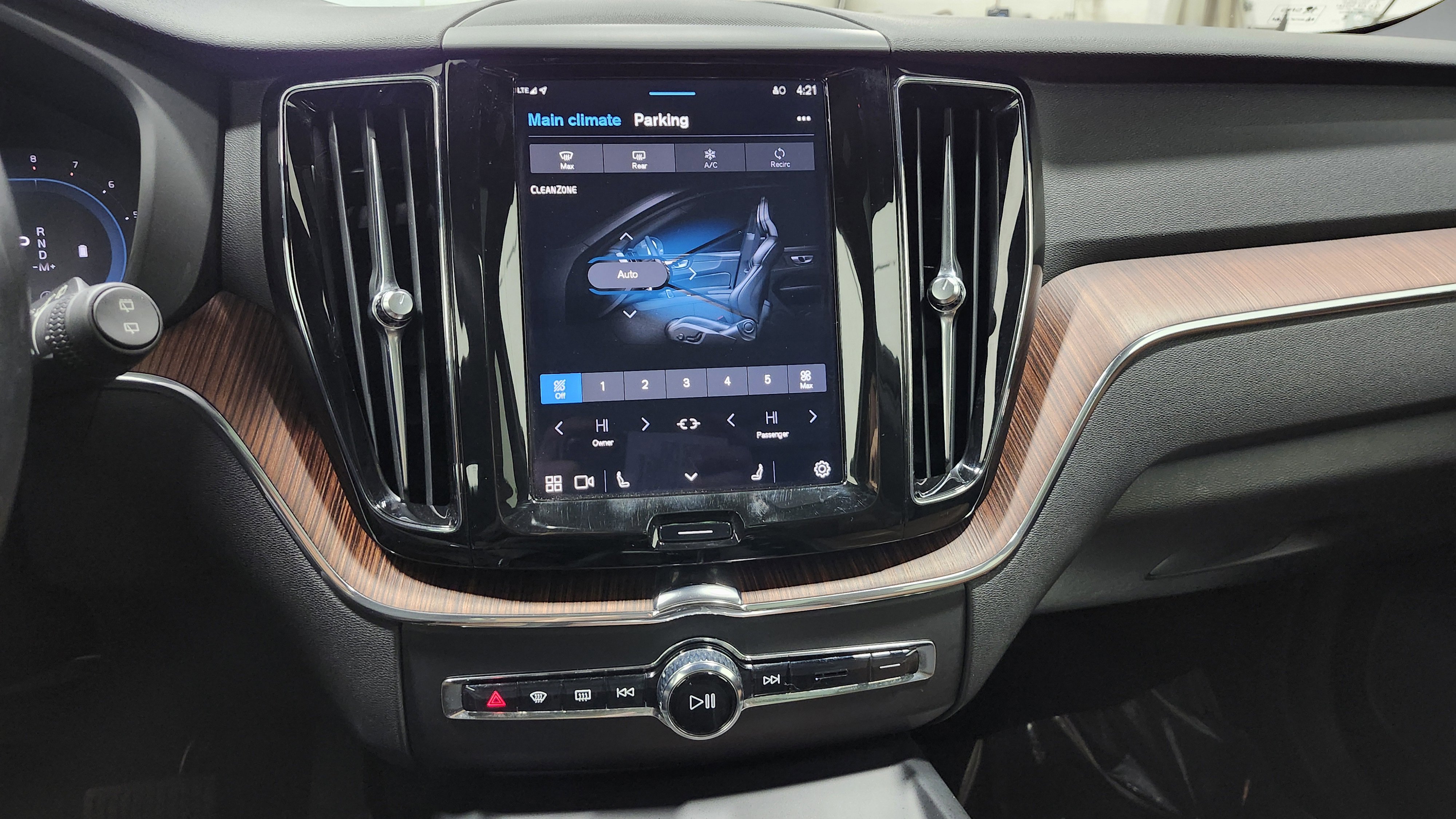 Used 2024 Volvo XC60 B5 Plus image 32