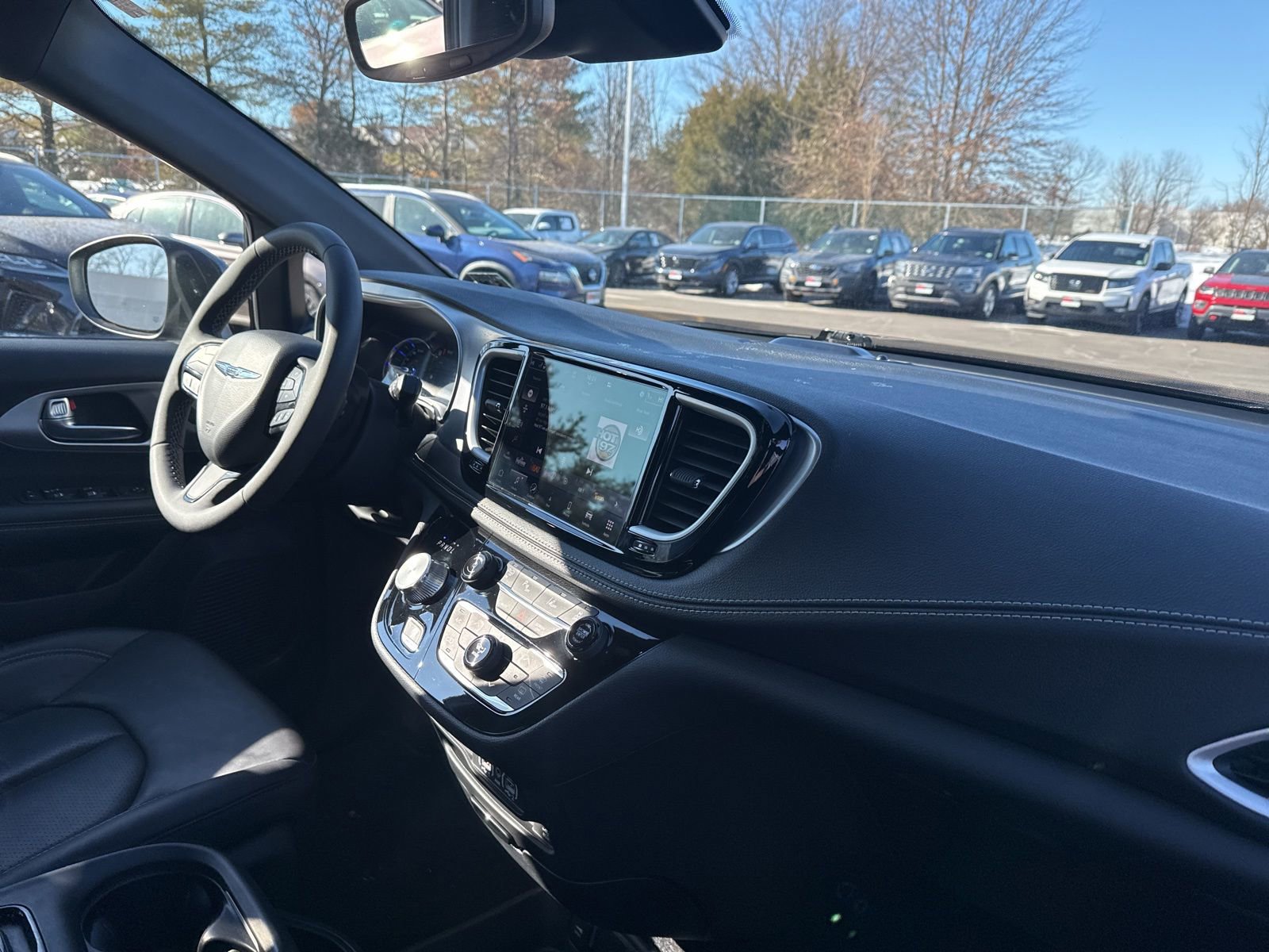 Used 2023 Chrysler Pacifica Touring-L w/ Uconnect Theater Family Group image 14