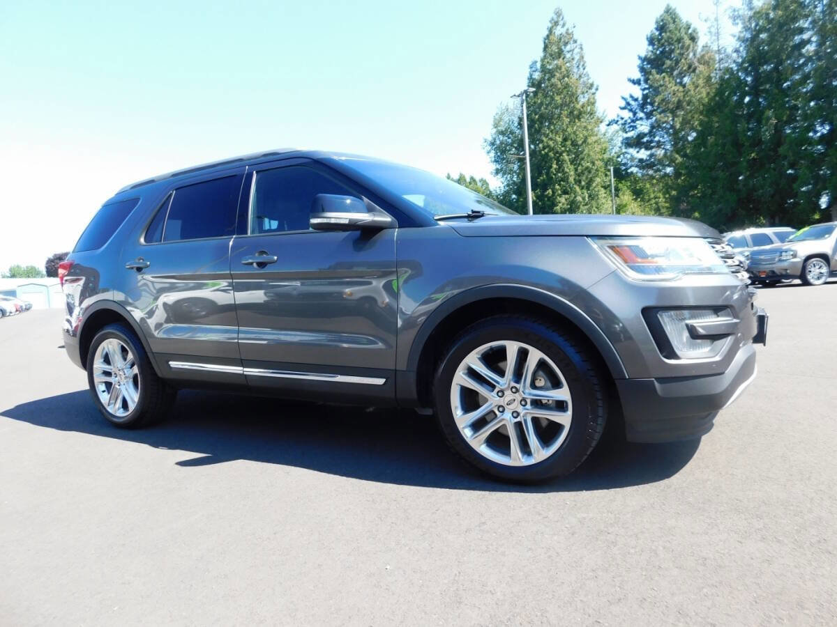 Used 2017 Ford Explorer XLT w/ Equipment Group 202A image 1