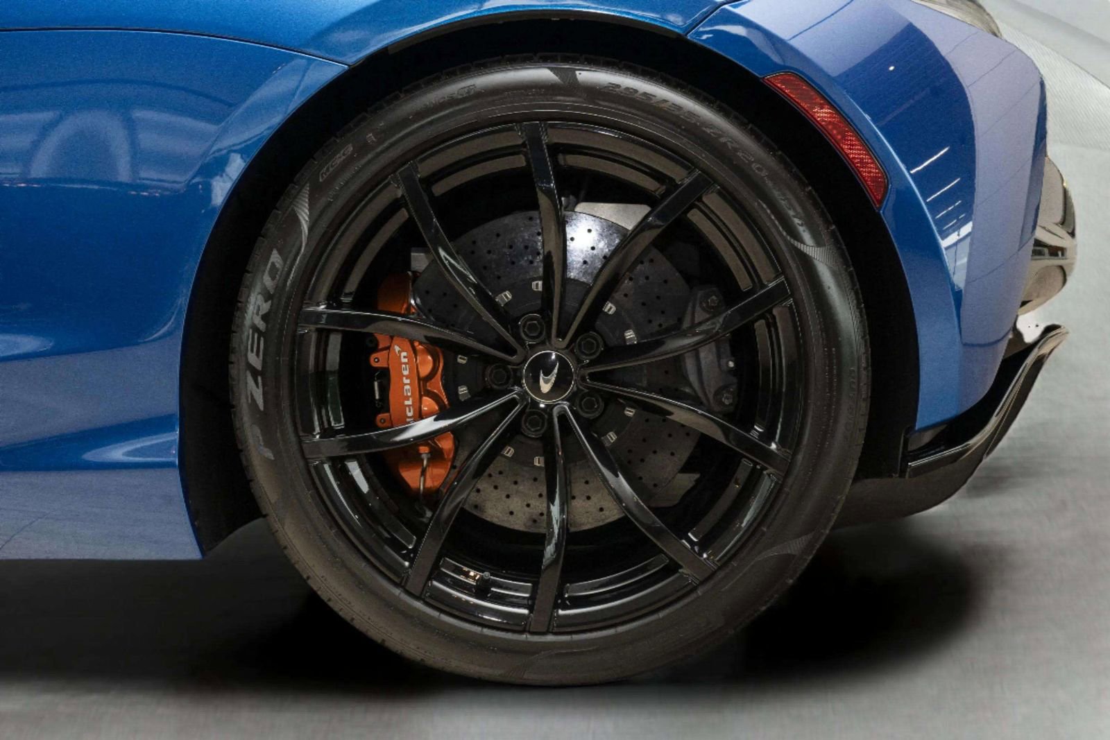Used 2023 McLaren Artura RWD image 11