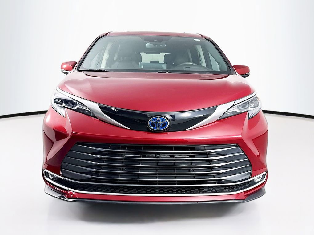 Used 2024 Toyota Sienna Platinum FWD image 2