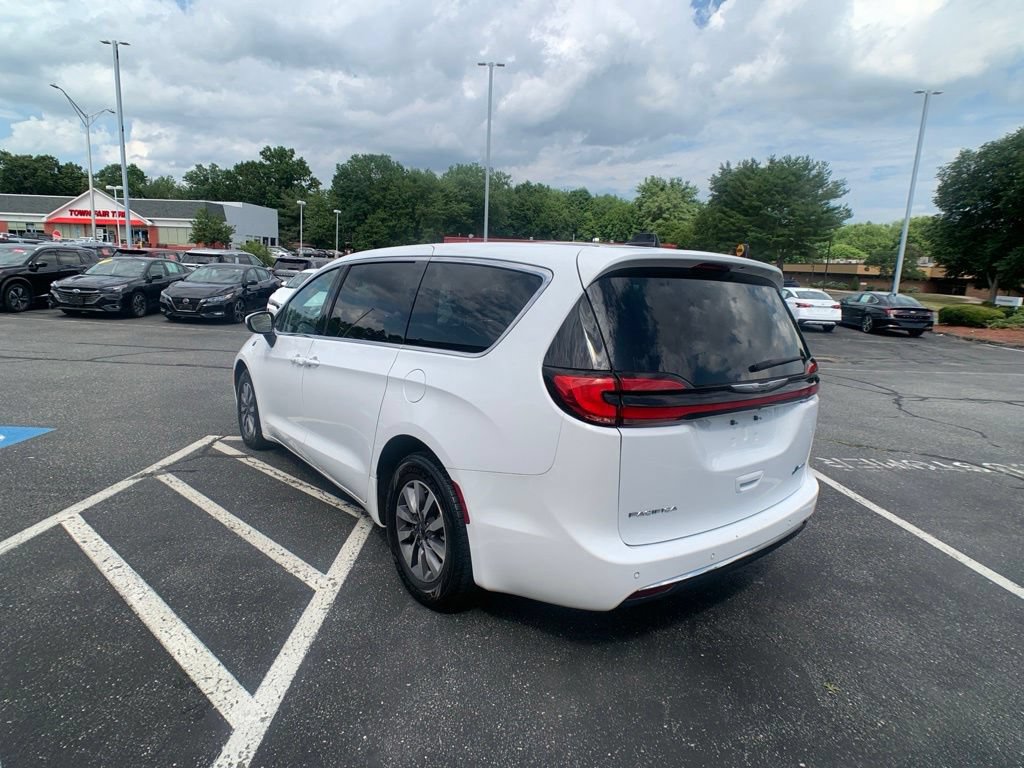 Used 2023 Chrysler Pacifica Touring-L FWD image 6