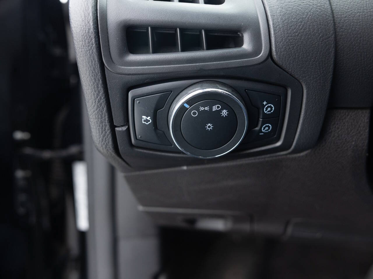 Used 2013 Ford Focus SE FWD image 35