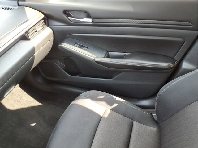 Used 2024 Nissan Altima 2.5 SV FWD image 25